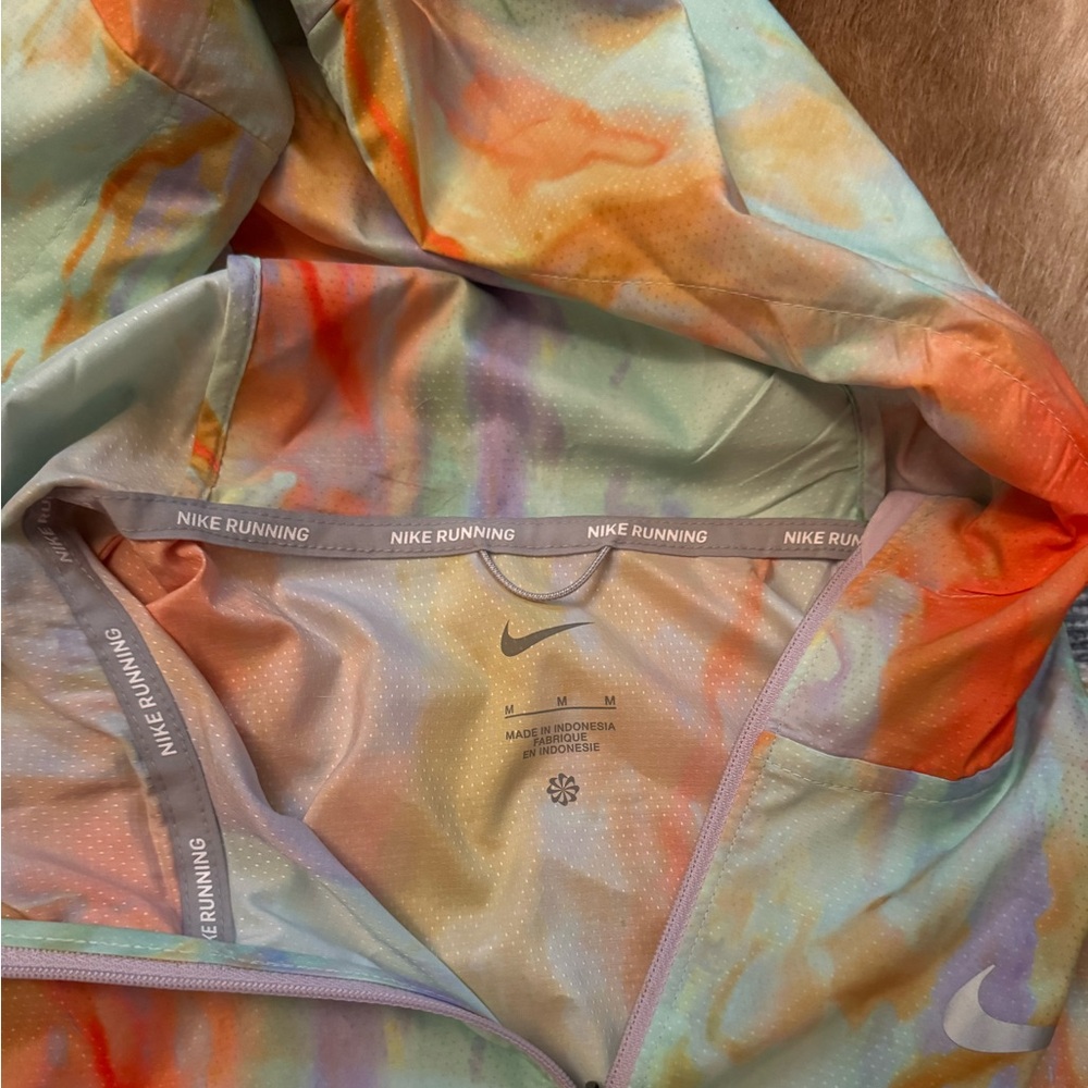 Nike Women's Lightweight Packable Full Zip Running Jacket - Picture 11 of 13